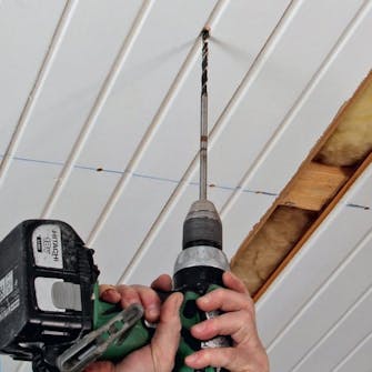 Slätt innertak: En eventuell ångspärr ska perforeras mycket noga Slätt innertak: En eventuell ångspärr ska perforeras mycket noga